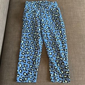 Mid rise pedal pusher length leggings. Soft and moisture wicking. Size XS